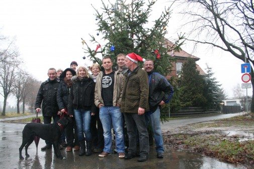 Eine große Portion Dorfleben: Bernd Dosdall (von links), Wiro Ebermann, Alissa Damaske, Thomas Keiner, Dagmar Damaske, Betty Dörge, Maik, Andy und Bernd Schuldt sowie Herbert Damaske vor dem Haus Nummer 22 und dem letzten Baum aller Bäume.