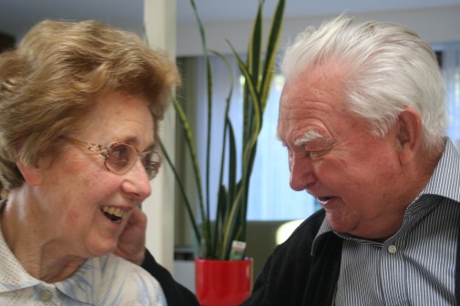 Renate und Wilhelm Moorhof haben die rumpelnden Eisenbeschläge der Fuhrwerke noch im Ohr - und lieferen diesem Blog seinen ersten Kommentar.