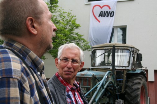 Ein unverhofftes Wiedersehen: Karl-Heinz Dahlke (links) trifft in seinem ehemaligen Dorf seinen ehemaligen Nachbarn Dieter Hermann.