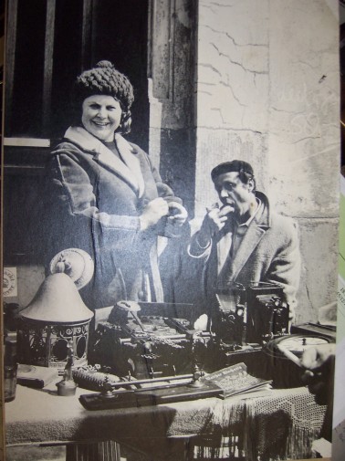 Gerda und Wilhelm Pilz in ihrem Element: dem Flohmarkt am Leineufer Hannovers. Foto: privat