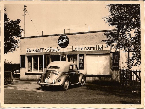 Ein schlichter Flachbau, errichtet aus Steinen der alten Kaserne, gerät zum Mittelpunkt des Dorfes. Foto: privat