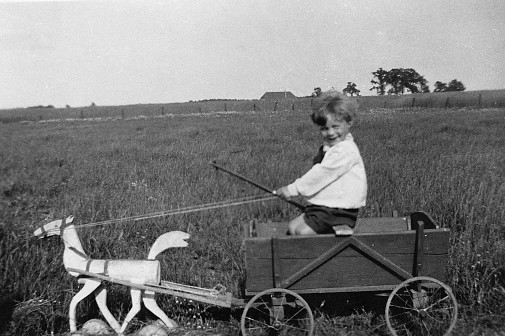 Was vom Vater bleibt: Ein Pferdewagen hat er dem Sohn Karl Heinz gebaut. Foto: privat