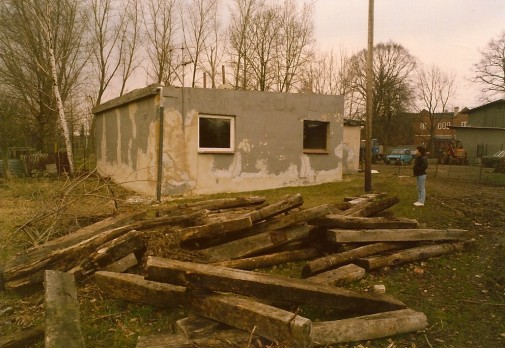 Eine Hütte hinter einer alten Villa. Sie sieht aus, als wäre sie am Ende. Für Erika, damals geborene Much, aber ist sie der Anfang einer einzigartigen Zeit. Rechts im Hintergrund lugt das Pferdekopfhaus hervor. Foto: privat