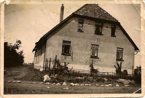 Ein erster Blick - aus 40 Zentimetern Höhe: Wo dieses Haus einst stand, leiten heute Fluglotsen metallene Vögel sicher auf ihren Bahnen. Foto: privat
