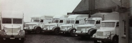 Nichts für den Transport zum Frühchinesisch: Diese Spezialaufbauten der Lastwagen auf dem Schaperjahn'schen Hof dienten einzig einem Zweck: dass aus Keksen ja kein Bruch werde. Foto: privat