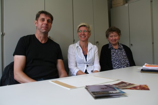 Ein lebendiger Ritt durch die Familiengeschichte in einem nur oberflächlich tristen Büro in Braunschweig: Michael Waldhelm, seine Schwester Martina Eickhoff mit ihrer Mutter Bärbel, einer geborenen Findeisen.