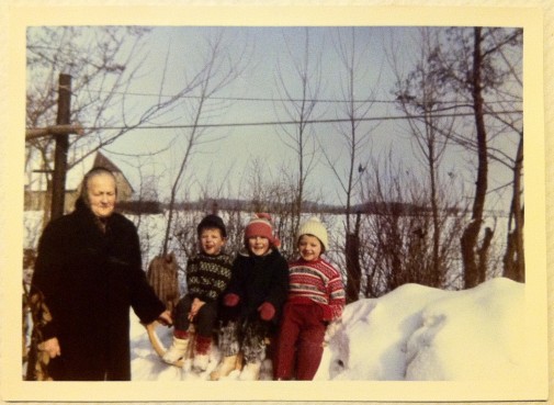 Was will man dazu sagen? Pökse, Schnee, Sonne. Einer davon heißt Herbert. Im Hintergrund der Hof der Familie Findeisen. Foto: privat